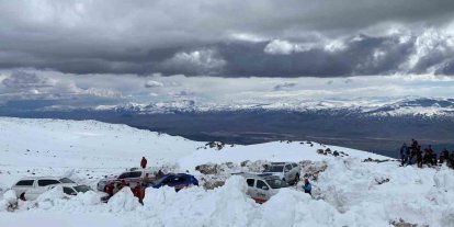 Ağrı Dağı’nda kaybolan kadın dağcıyı arama çalışmaları sürüyor