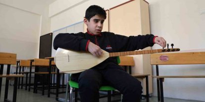 Gözleri görmeden hissederek çalıyor