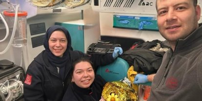 Dünyaya gözlerini ambulansta açtı