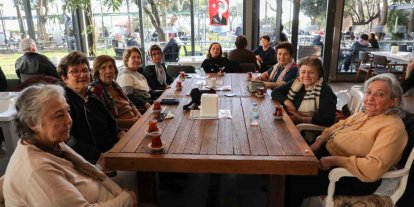 Antalya’da 57 yıllık dostlar çay bahçesinde buluştular