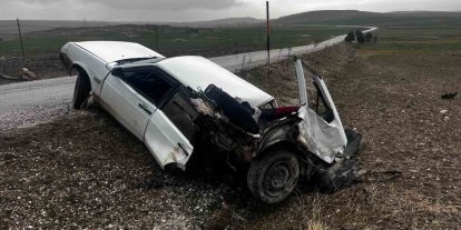 Kazada ikiye bölünen otomobil sürücüsü yaralandı