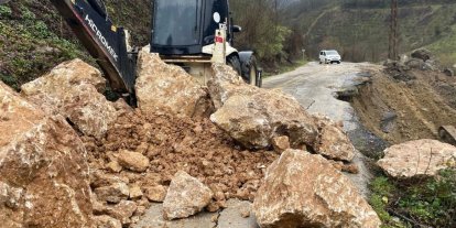 Aşırı yağışlar heyelana neden oldu yol çatladı