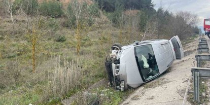 Bilecik’te şarampole uçan araçtaki 2 kişi yaralandı