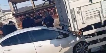 Otomobil kırmızı ışıkta bekleyen tıra çarptı, sürücü yaralandı