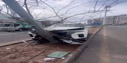 Diyarbakır’da otomobil refüje çıkıp direğe çarptı: 1 yaralı