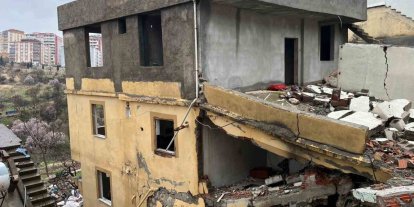 Tahliye edilen bina yağışlara dayanamayarak çöktü