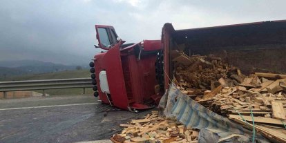 Tır devrildi: Bursa yolu ulaşıma kapandı