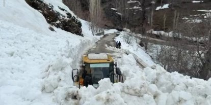 Bahçesaray’da yola çığ düştü