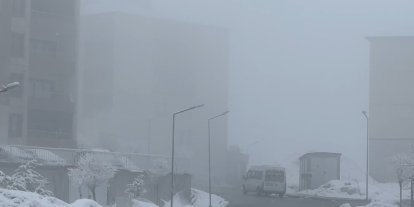 Yüksekova’da yoğun sis seyirlik görüntüler oluşturdu