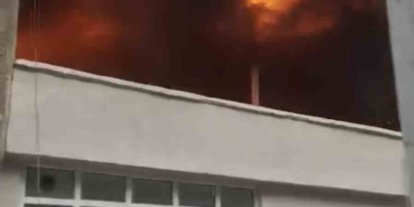 Bursa’da binanın çatısı alevlere teslim oldu