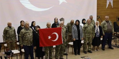 Yıllar sonra yeniden kamuflaj giyen yaşlılar, şiir okuyup duygu dolu anlar yaşadılar