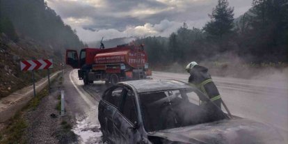 Seyir halindeyken yanan araç kullanılmaz hale geldi