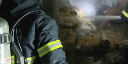 Burdur’da evin altında bulunan saman balyaları yandı