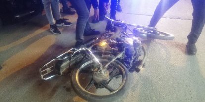 14 yaşındaki motosiklet sürücüsünün akrobasi tutkusu kazaya neden oldu: 2 yaralı