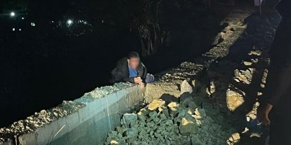 Köprüden atlamak isteyen şahıs 4 saat sonra ikna edilebildi