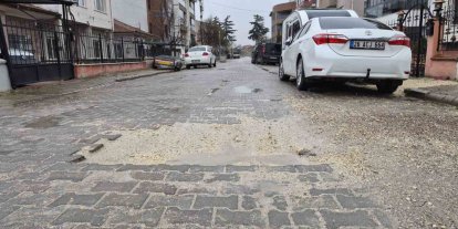 Ertuğrulgazi Mahalledeki bozuk yollar sürücülere zorluk yaşatıyor