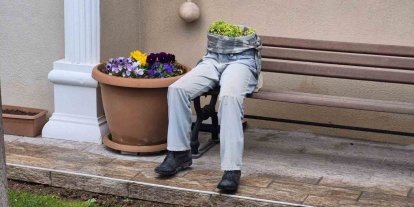 İlginç bahçe dekorasyonu hem ilginç, hem de ürkütücü