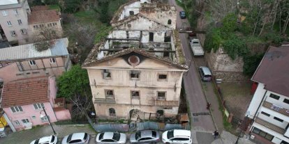 156 yıllık tarihi bina yangında zarar gördü