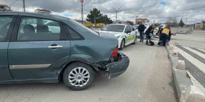 Otomobillerin çarpıştığı an kameraya yansıdı: 1 yaralı