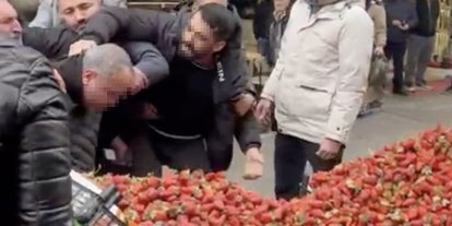 Zabıtaya tekme tokat saldırı: Seyyar satıcı ortalığı karıştırdı
