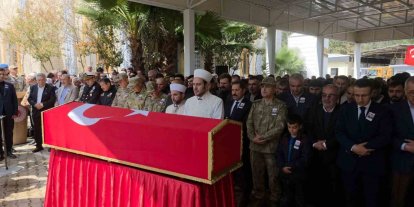 Şehidi, annesi ve kız kardeşleri gözyaşları içerisinde son yolculuğuna uğurladı