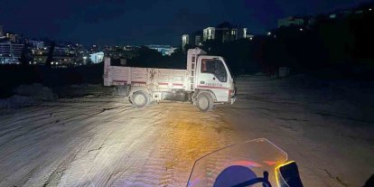 Kuşadası’nda kaçak moloz dökerken suçüstü yakalanan kamyonet sürücüsüne ceza