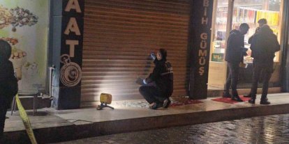 Elazığ’da iş yerine silahlı saldırı: Vitrine 9 kurşun isabet etti