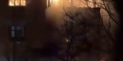 Alevlere teslim olan ev küle döndü