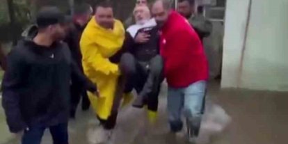 Suların yükseldiği evinde mahsur kalan felçli adamın yardımına Kızılay ekipleri yetişti