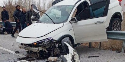 Kontrolden çıkan otomobil bariyerlerde asılı kaldı: 4 yaralı