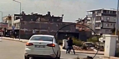 Kaldırımda yürüyen kadının boynundaki kolyeyi çalarak kaçtı