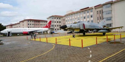 Bahçesinde Boeing 737 eğitim uçağı ve F-4 Phantom ile geleceğin havacılarını yetiştiren lise