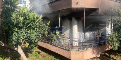 Yanan evden 4 yaşındaki yeğenini çıkarmak isterken yaralandı