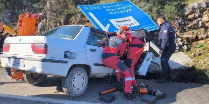 Menteşe’de kazada alev alan araçtaki 2 kişi ekiplerce kutarıldı