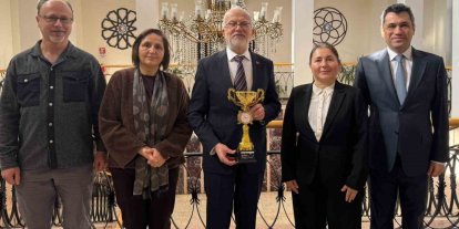 Masa tenisi turnuvasında dereceye giren sağlık personeline tebrik