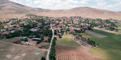 Köyünün sit alanından çıkması için imza topluyor