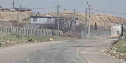 Yolda oluşan çukurlar sürücülere zor anlar yaşattı