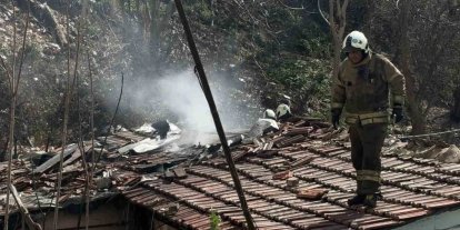 Kağıthane’de korkutan gecekondu yangını, evi yanan kadını mahalleli teselli etti