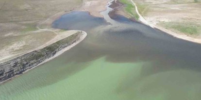 Adıyaman’ın kanalizasyon atığı Atatürk Barajı’nı siyaha bürüdü