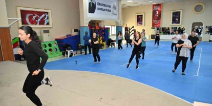 Kadınlar zumba ile hem spor yapıyor hem sosyalleşiyor