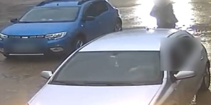 Aracın altında kalmaktan son anda kurtuldu