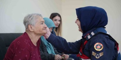 Bayburt’ta huzurevi sakinlerine jandarma sürprizi: Büyüklerin yüzü güldü