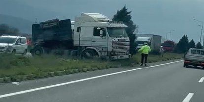 Manisa’da tır ile kamyon çarpıştı: 2 sürücü yaralandı