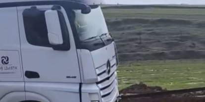 Siirt’te TPAO’ya ait tır çamura saplandı, köylüler seferber oldu