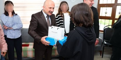 Vali Varol, çocuk evlerinde kalan çocuklara hediyelerini takdim etti