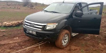 Gercüş’te çamura saplanan aracın imdadına Özel İdare ekipleri yetişti