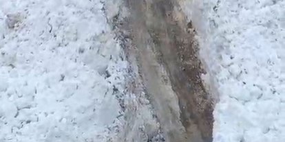 Hizan’da köy yoluna çığ düştü