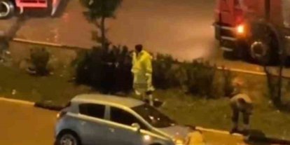 Hatay’da aşırı yağışların etkisiyle, göle dönen yollarda araçlar mahsur kaldı