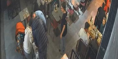 Bebeği Heimlich manevrası ile kurtardı