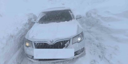 Hakkari’de 3 bin rakımlı zirvede mahsur kalanlar kurtarıldı